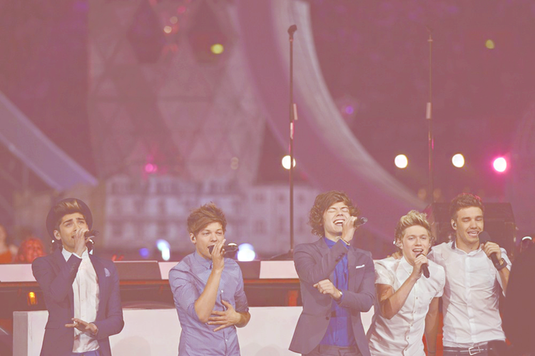 niallimagines:  hazza-youre-my-kryptonite:  From the bottom of the stairs to the