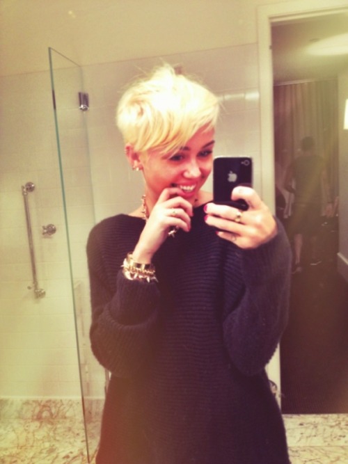 inked-ocean:  interestedandarrogant:  degenerossi:  degeneres-derossi:  thatgirlanon:  djmalikme:  dying  ILY ELLEn omg  omffg  Hahahha!!  Pahahaha. I love that woman.  ALL OF THE AWARDS 