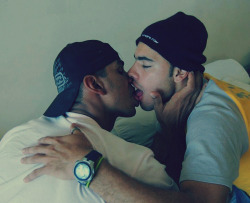 247wow:  andtheboys7: Straight Guys Kissing