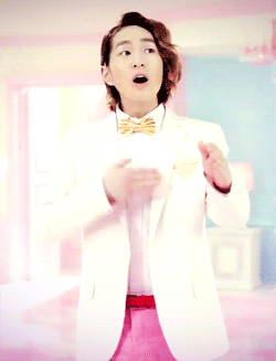  17/100 gifs of Onew’s cuteness 