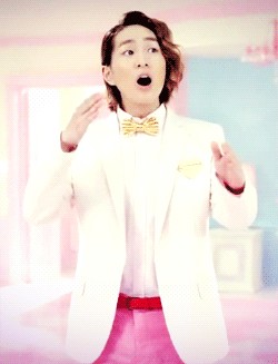  17/100 gifs of Onew’s cuteness 