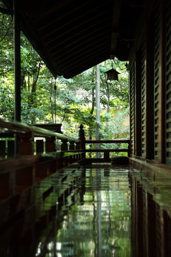 homedecorart:  hiromitsu:  Corridor by mrhayata on Flickr.  via architecturelovers to Home Decor Art