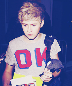 photostextosesonhos:  OMG QUE LINDOS O.O ATÉ ROUPA ELES DIVIDEM . ZAYN DIVIDI O