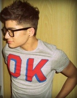 photostextosesonhos:  OMG QUE LINDOS O.O ATÉ ROUPA ELES DIVIDEM . ZAYN DIVIDI O
