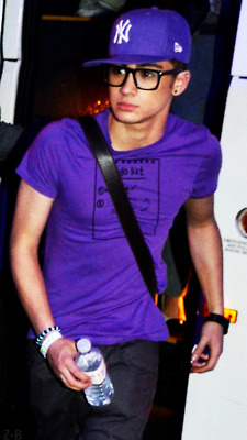 photostextosesonhos:  OMG QUE LINDOS O.O ATÉ ROUPA ELES DIVIDEM . ZAYN DIVIDI O