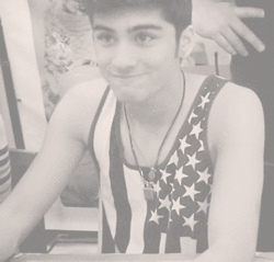 photostextosesonhos:  OMG QUE LINDOS O.O ATÉ ROUPA ELES DIVIDEM . ZAYN DIVIDI O