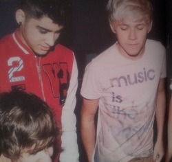 photostextosesonhos:  OMG QUE LINDOS O.O ATÉ ROUPA ELES DIVIDEM . ZAYN DIVIDI O