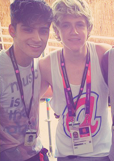 photostextosesonhos:  OMG QUE LINDOS O.O ATÉ ROUPA ELES DIVIDEM . ZAYN DIVIDI O