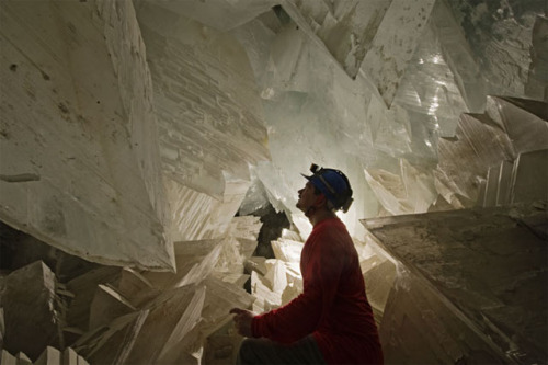 kabutocub:  pizzzatime:  Cueva de los Cristales, Mexico  All I see is Superman’s Fortress of Solitude. :P