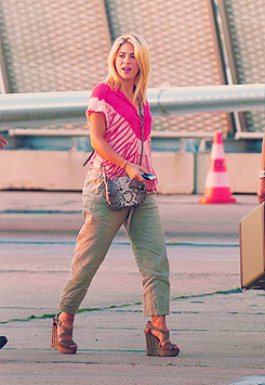 lgxs:  Shakira arriving in france on a 8-08-12. 