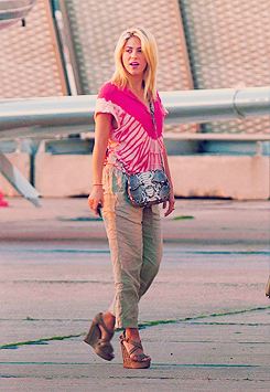 lgxs:  Shakira arriving in france on a 8-08-12. 
