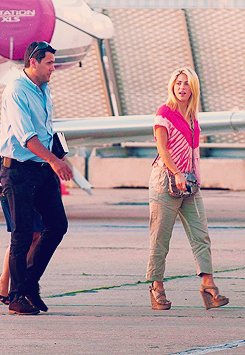 lgxs:  Shakira arriving in france on a 8-08-12. 