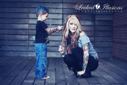 OMG, swoon&hellip;one of the most epic family portraits ever! How fricking cute is baby boy?! Love him!