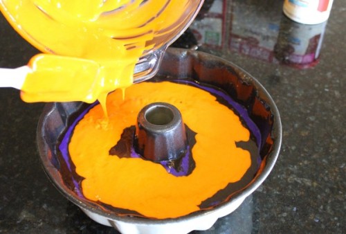 ladypandacat:  Halloween Rainbow Cake 
