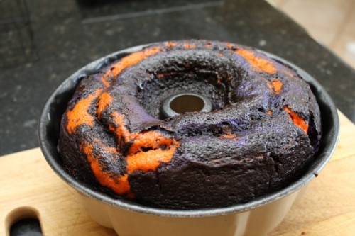 ladypandacat:  Halloween Rainbow Cake 