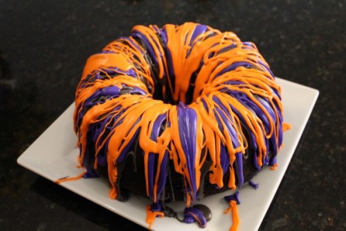 ladypandacat:  Halloween Rainbow Cake 