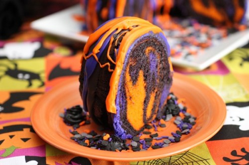 ladypandacat:  Halloween Rainbow Cake 