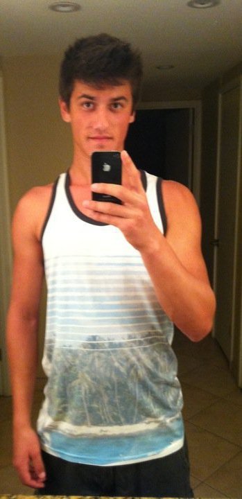 heyskyler:  rammarcio:  heyskyler:  sorry it disappeared from my face page   skyler wont kik me or date me but he is hot as fuck  ok we’re dating now 