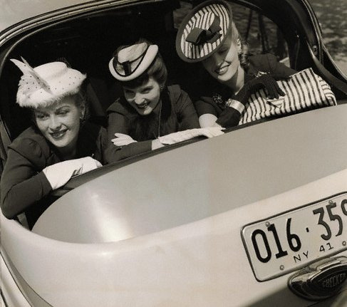 Summer’s heat is best beat with a tall glass of lemonade and a big hat to give you some chic shade. Today, we’re celebrating the sun hat with a selection of photos that simply brim with beauty!
Image via Old Fashioned Pretty