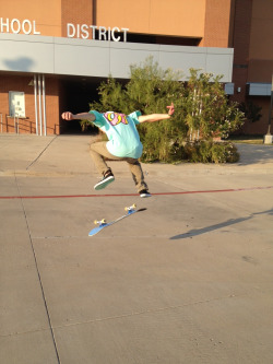 mediwana:  Kickflip. Of shirt Reblog this photo then message me here for a blog rate! (:  