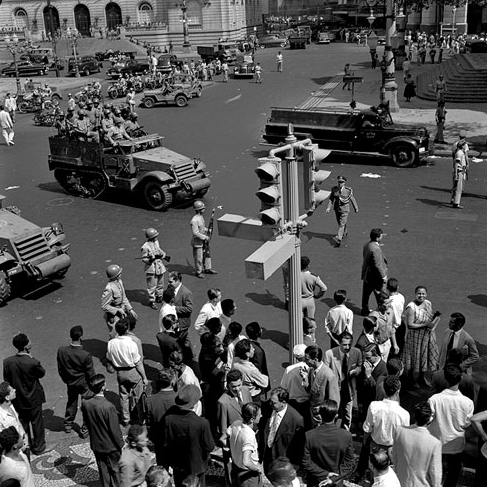 riomaisvintage:  Militares durante comemoração do Sete de Setembro Jean Manzon, 1945 