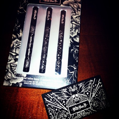 And also eyeliner set and a palette *A* love them all #makeup #katvond #eyeliner #eyeshadow (Scattat