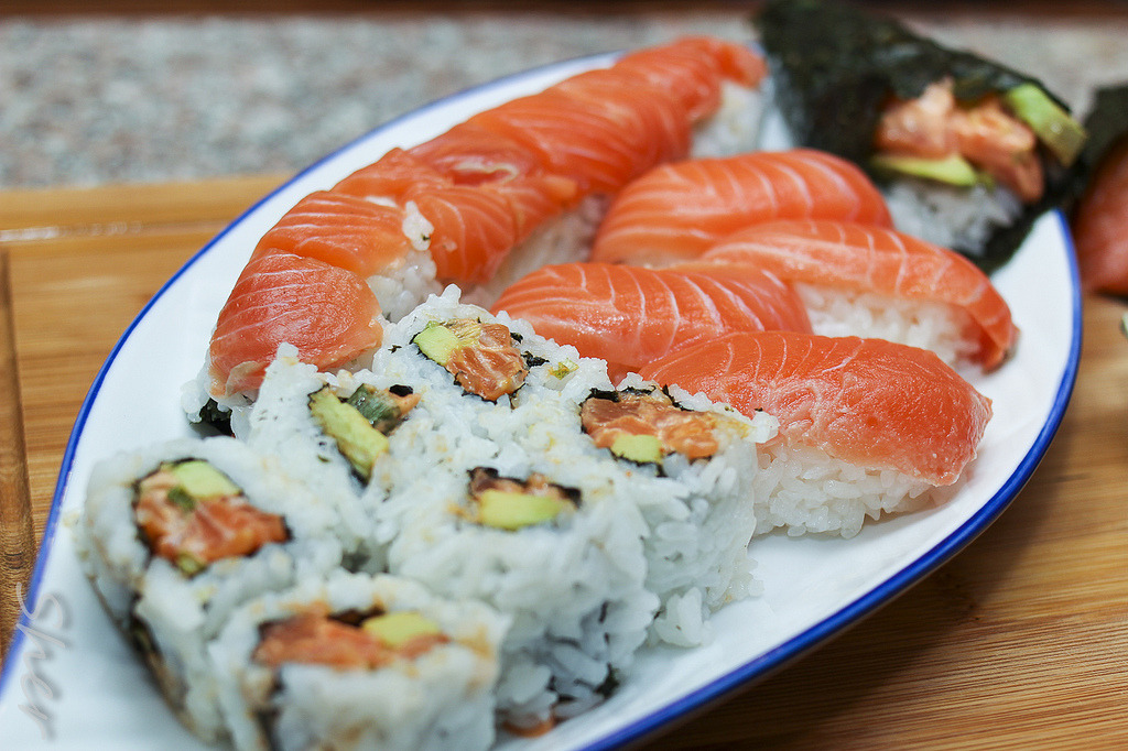 endlesscravings:  Spicy Salmon Rolls, and Hand Rolls (by sheryip) 