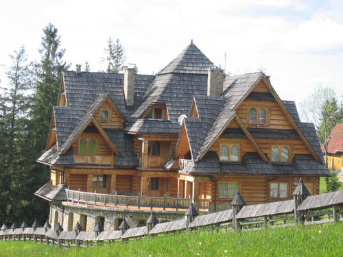 Wooden countryside home in Zakopane, Poland (by *catou*).