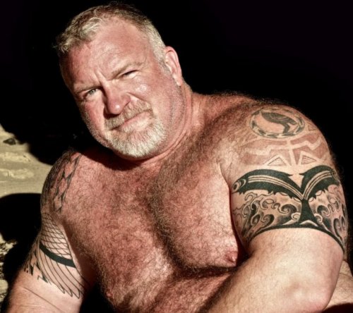 fhabhotdamncobs:kubcake1: thebigbearcave:bigmenarebest:tattooed love boyswhat a muscledaddy ♥♥♥Fucki