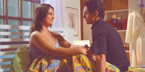 belovedluar:  ∟ Pilar e Miguel se beijam. 