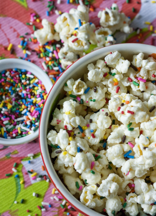 gastrogirl:  funfetti cake batter popcorn. 