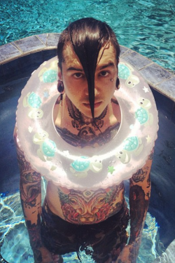 scream-inthedark:  fuckyeahtonyperry:  reposting this cause I didn’t realize his floatie has turtles on it.   OMFG i didnt realize that