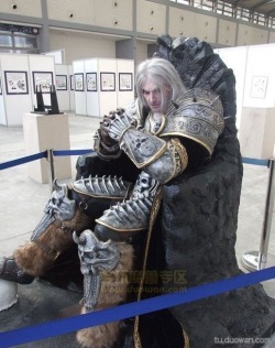 loraclespeaks:  korkrunchcereal:  neolasunblade:  bluexcanary:  fuckyeahlichking:  2011 Xi’an animation Cultural Festival  i seriously can’t believe this is a statue   lichkingarthas  holy crap.   the LK thing that looks like cosplay is a statuethe