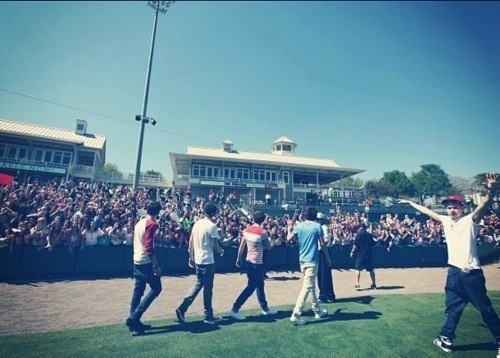 all-up-on-1d:  thrustithardhoran:  per-fectly—imperfect:  what part of ‘one direction’ don’t you get niall   hahahaha 