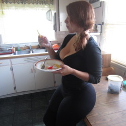 lovecurvygurls:  Random thick whooty eating a meal. She’s sitting on a big round ass 