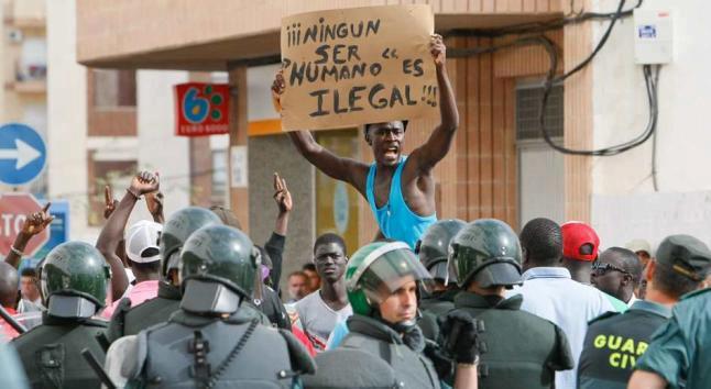 golpes-secos:  “Ningún ser humano es ilegal” 