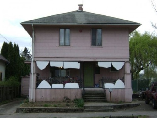 mamaindanstafacemynoseinyourass:  Hahahaha beconinriot:  Hungry House  