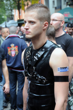 rubberscally:  Fit guy, fit gear… 