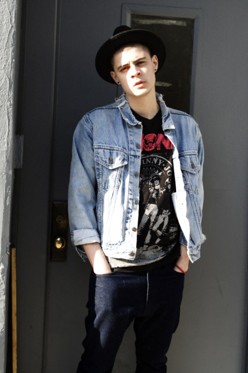 exclamando:  fuckyeahmickyayoub:     Photo by Torian Lewin.    E! 