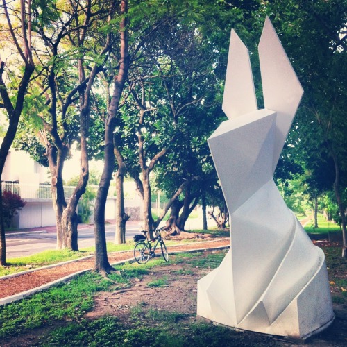 Este es un conejo de metal que simula origami, en la zona de Providencia, en la Ciudad de Guadalajar