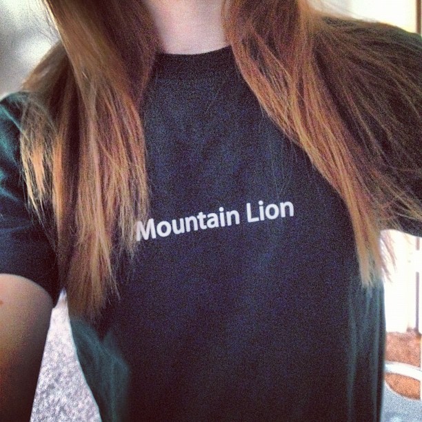 footprintsinthesky:
“ Rockin’ the Mountain Lion shirt today at work #apple #swag #mountainlion #osx #imamac #iworkatapple #tshirt (Taken with Instagram)
”