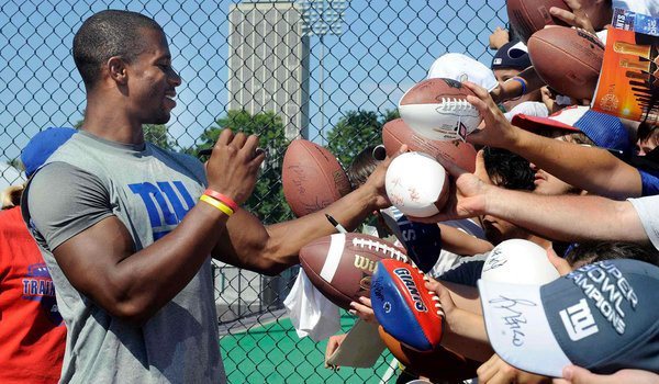 pleaseillluminateme:  rozoonthego:  #sportsimages NY Giants VICTOR CRUZ  can we take