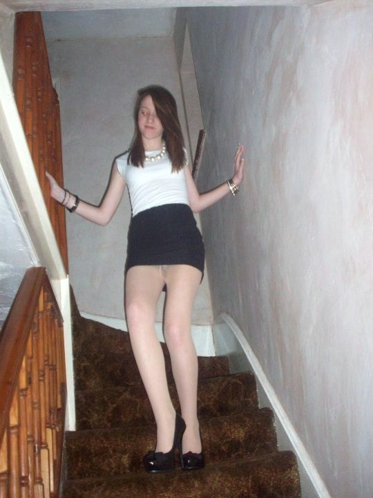 nylonpics:  Walking down the stairs in pantyhose 