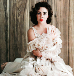 vintagegal:  Elizabeth Taylor photographed