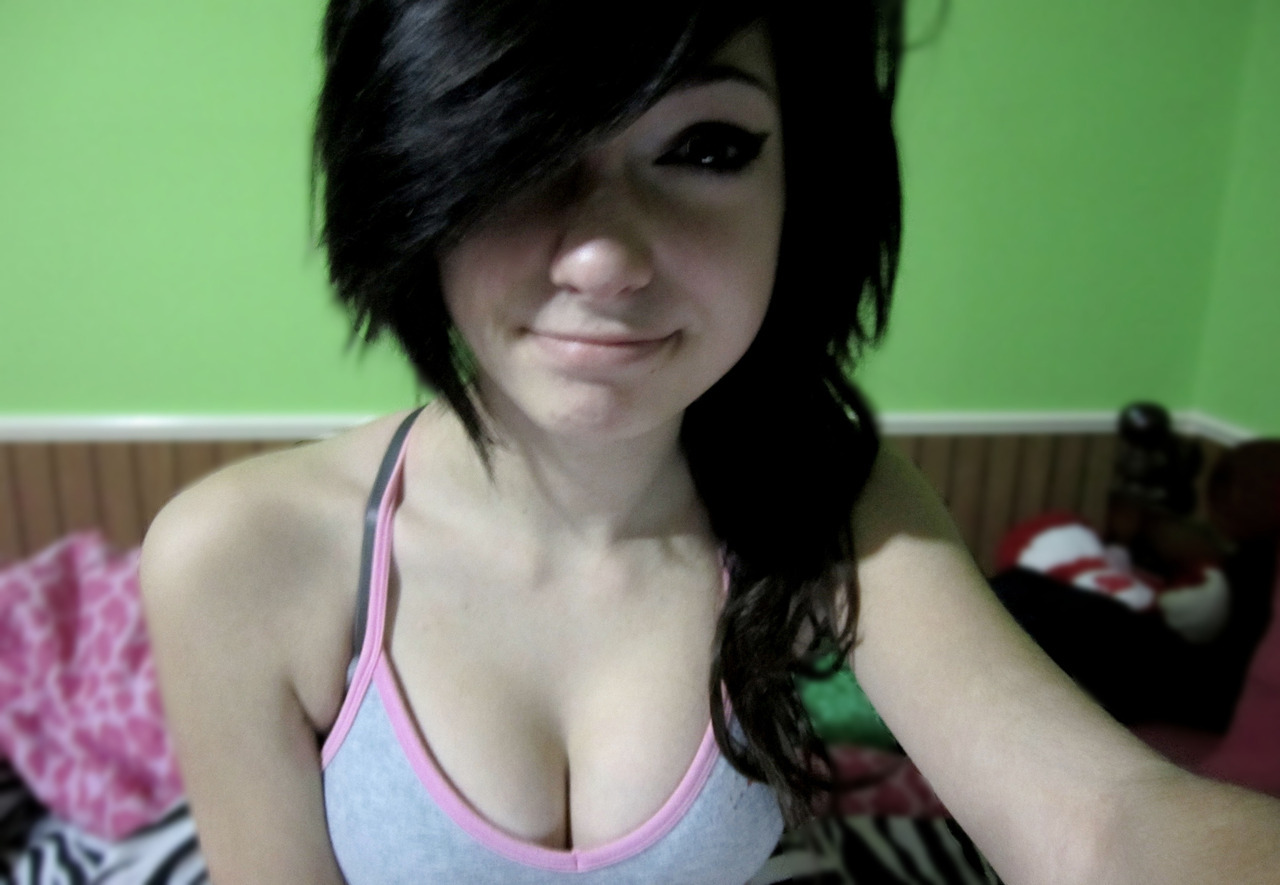 guysandgirls:  http://naziz0mbie.tumblr.com/ 