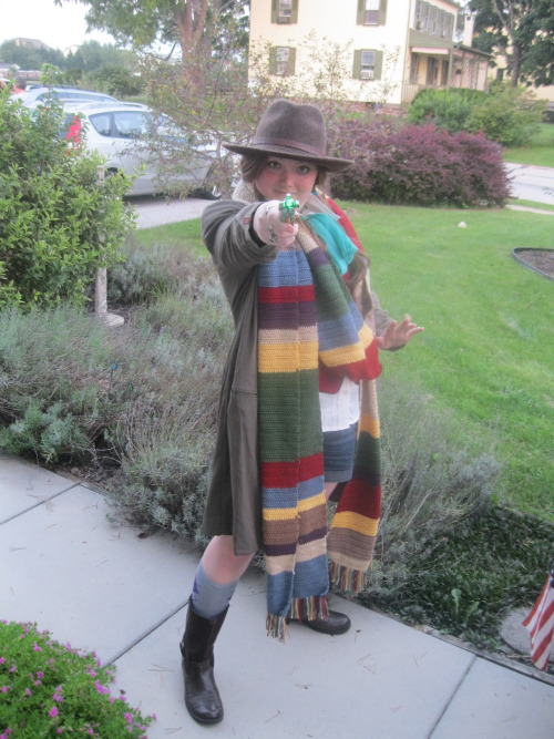 onelittlespark1928:  I’m about 90% finished my femme!Fourth Doctor cosplay!! I’m so freaking excited I had to do a little impromptu photo shoot!!! I love my scarf so much, my mom is so freaking awesome!! 