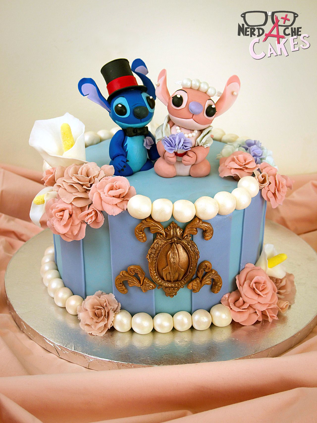 nerdache-cakes:  A Stitch and Angel wedding cake! The bride wanted something elegant-