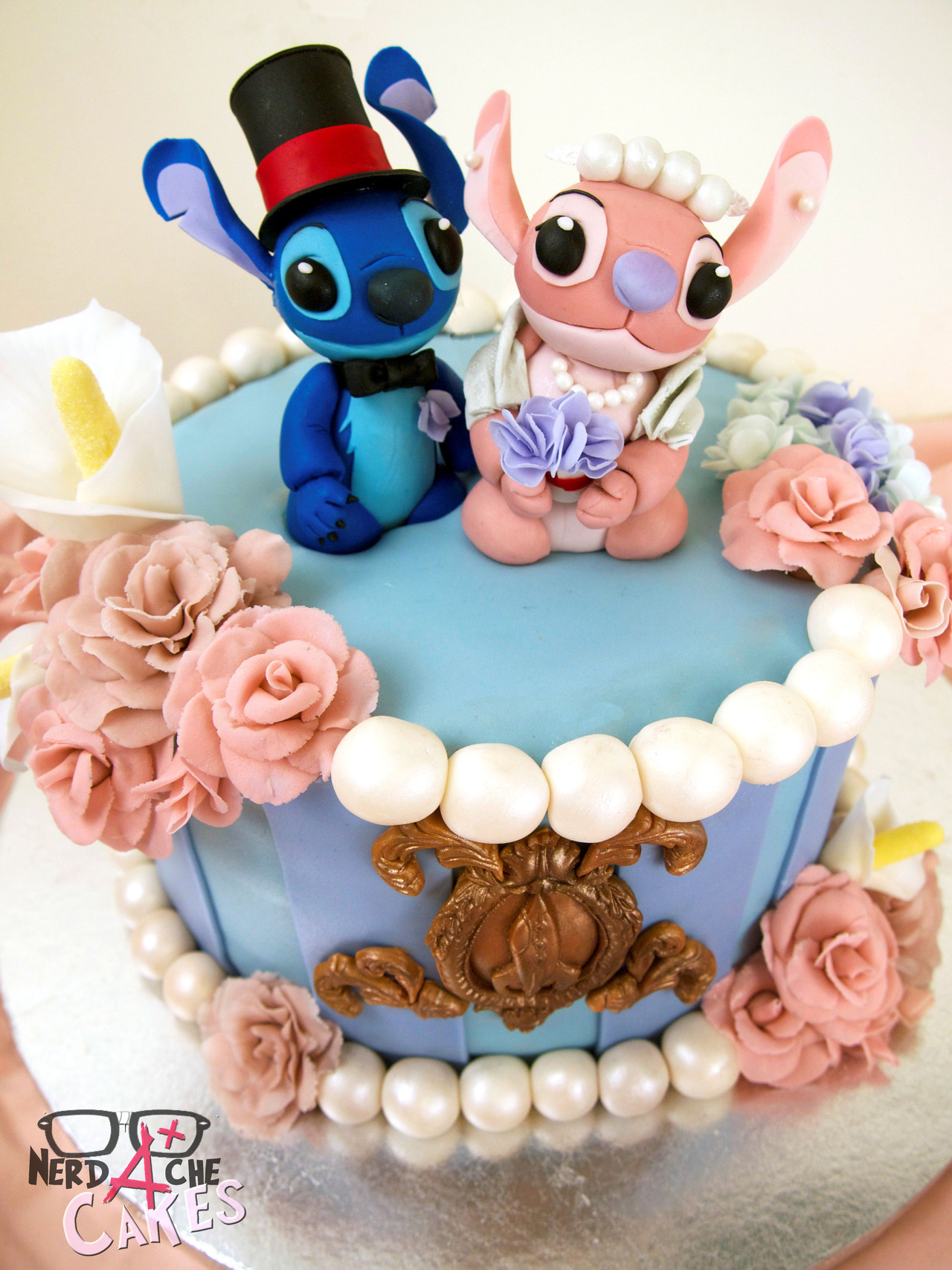 nerdache-cakes:  A Stitch and Angel wedding cake! The bride wanted something elegant-