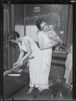 musicbabes:  Martin Munkacsi - Daisy and Violet Hilton in dressing room, Birmingham, 1932. 