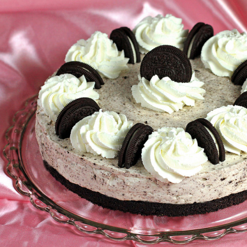 unbelievablysweet:Oreo Cheesecake by IrishMomLuvs2Bake on Flickr.For more photos of delicious lookin